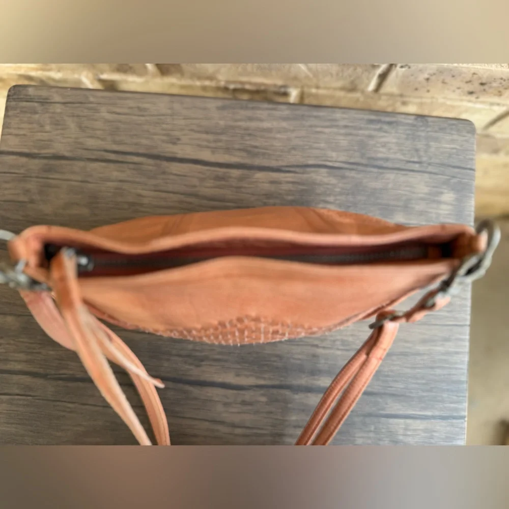 Day and Mood leather Peony Crossbody bag woven design - Picture 7 of 13